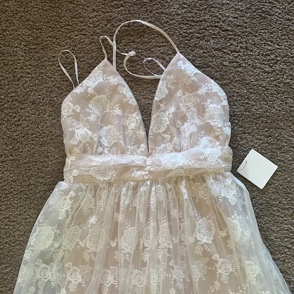 NWT Lulu’s Wedding Dress - Picture 2 of 9